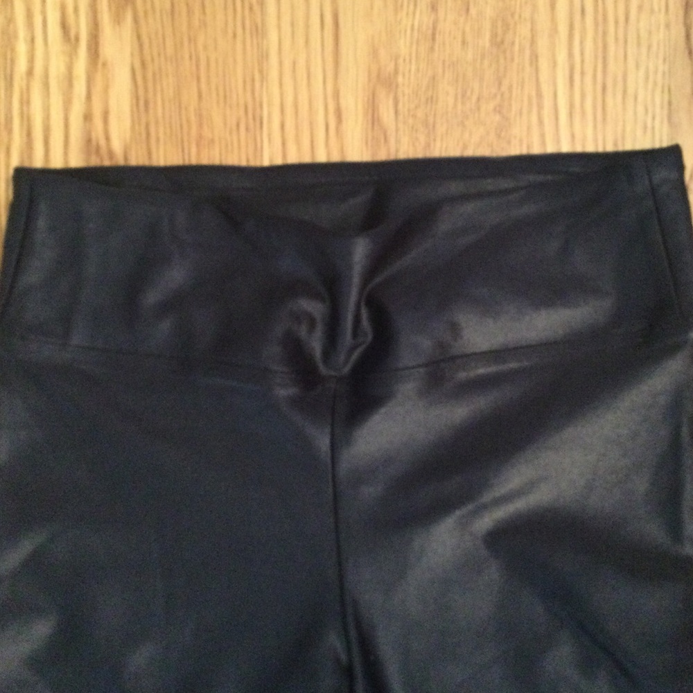 Koral- Lustrous High Rise Capri Legging - Black. Size S - Picture 5 of 8